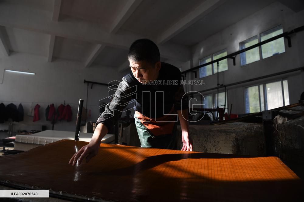 (MASTER OF CRAFTS) CHINA-ANHUI-JINGXIAN COUNTY-XUAN PAPER-INHERITOR (CN)