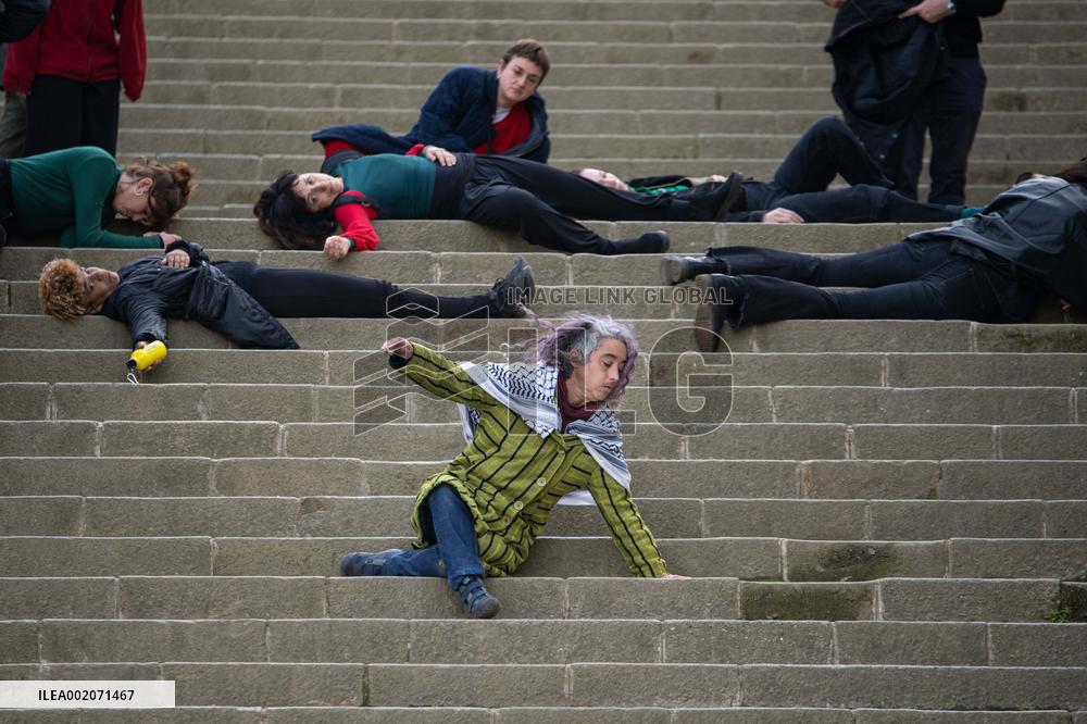 Artists perform in favor of Palestine and against Israel's attack on Gaza - Barcelona