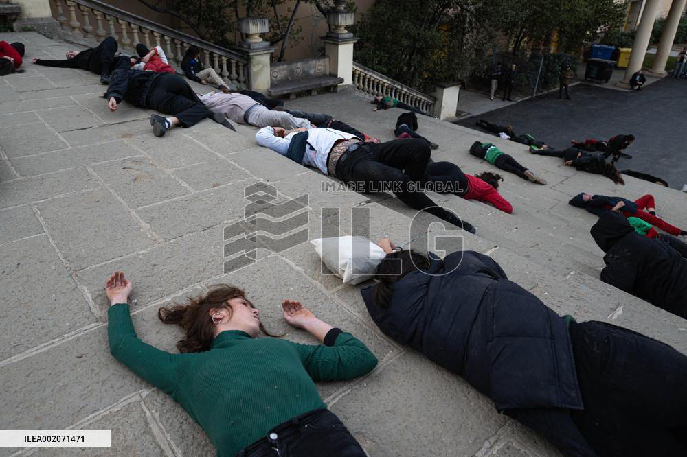 Artists perform in favor of Palestine and against Israel's attack on Gaza - Barcelona