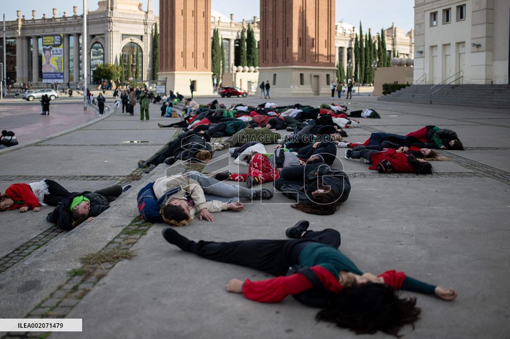 Artists perform in favor of Palestine and against Israel's attack on Gaza - Barcelona