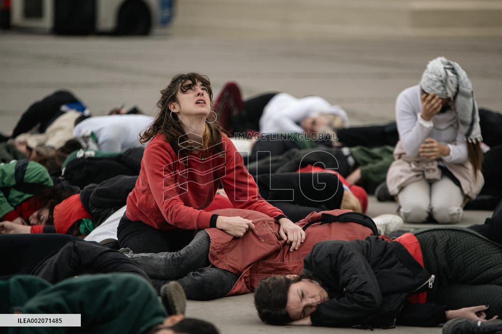 Artists perform in favor of Palestine and against Israel's attack on Gaza - Barcelona