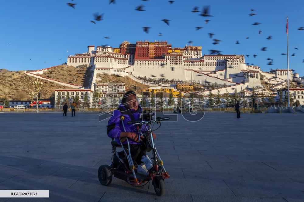Xinhua Headlines: Disabled Tibetan photographer aims high