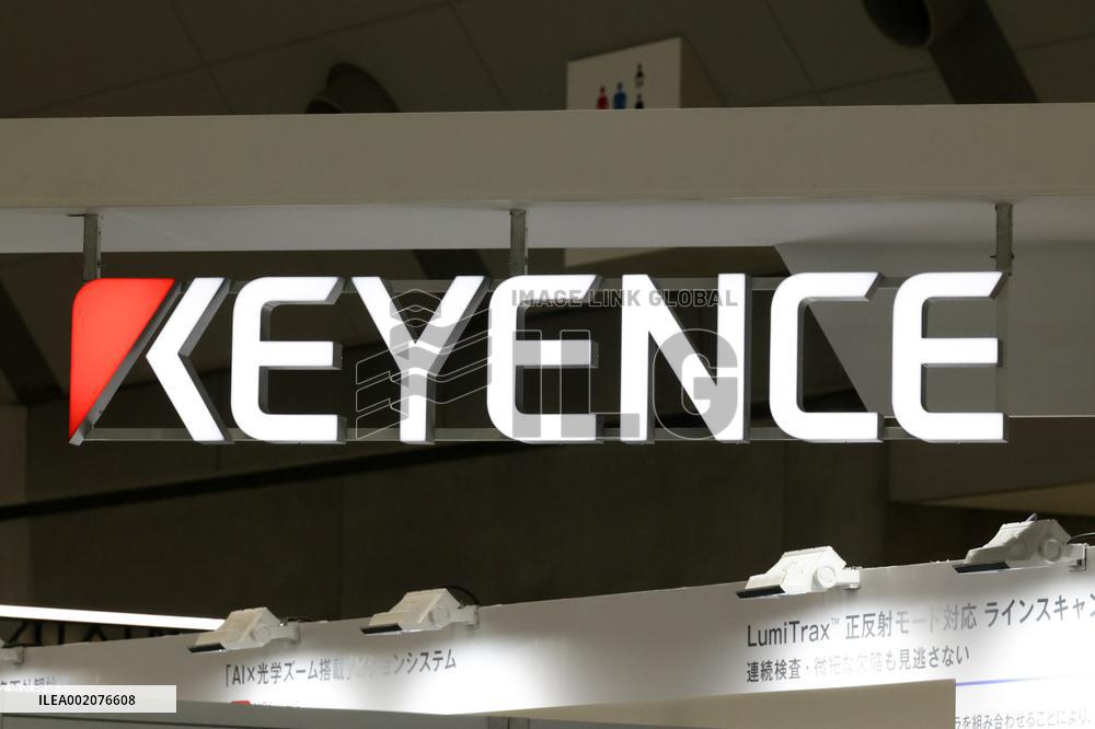 Keyence signage and logo