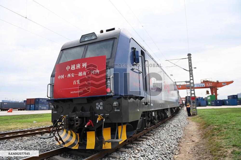 Xinhua Headlines: Xi's visit to chart course for development of China-Vietnam ties, boost shared growth in Asia-Pacific