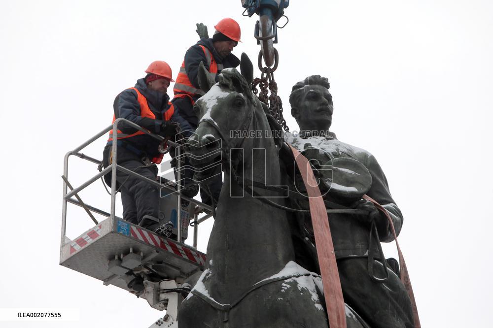 Dismantling Mykola Shchors monument in Kyiv