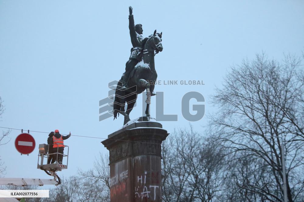 Dismantling Mykola Shchors monument in Kyiv