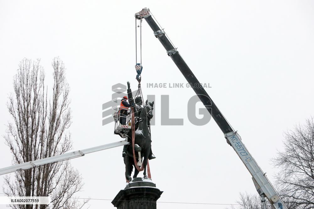 Dismantling Mykola Shchors monument in Kyiv