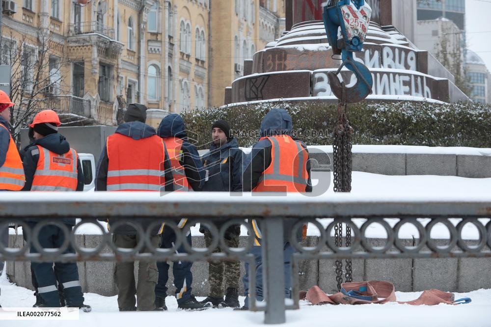 Dismantling Mykola Shchors monument in Kyiv