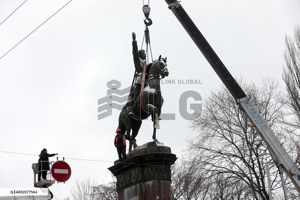 Dismantling Mykola Shchors monument in Kyiv