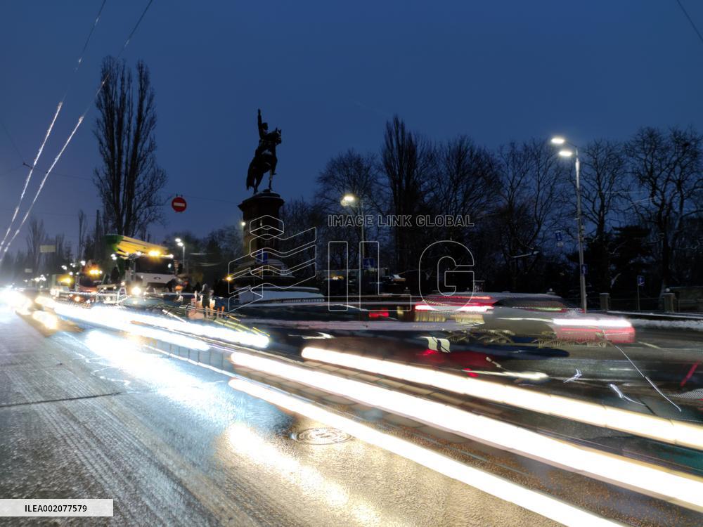 Dismantling Mykola Shchors monument in Kyiv