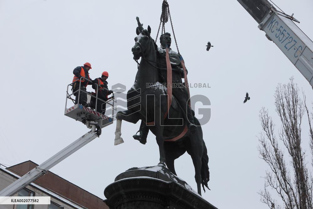 Dismantling Mykola Shchors monument in Kyiv