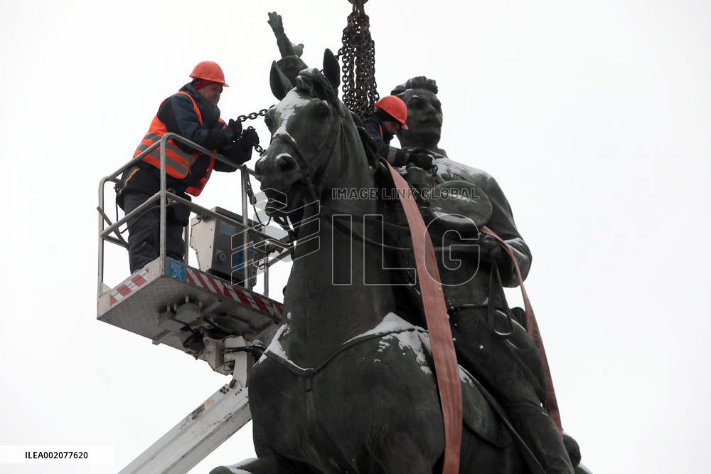 Dismantling Mykola Shchors monument in Kyiv