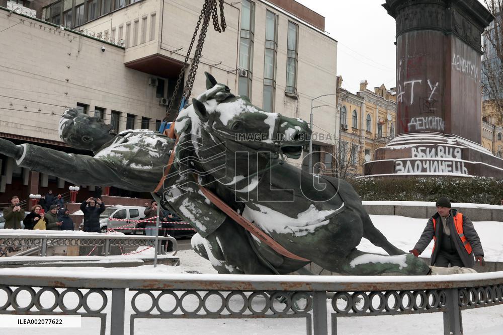Dismantling Mykola Shchors monument in Kyiv