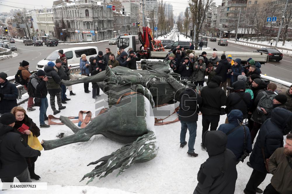 Dismantling Mykola Shchors monument in Kyiv