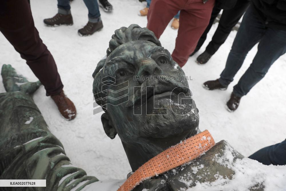 Dismantling Mykola Shchors monument in Kyiv