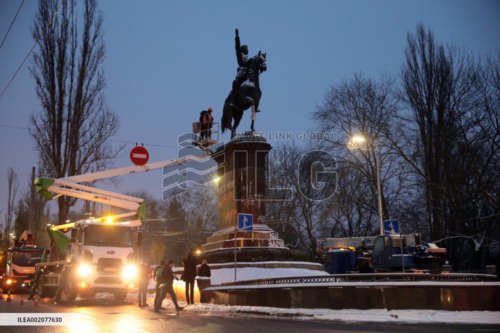 Dismantling Mykola Shchors monument in Kyiv