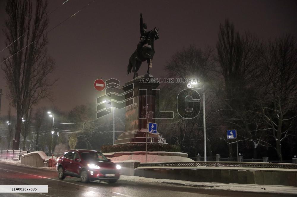 Dismantling Mykola Shchors monument in Kyiv
