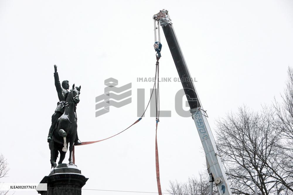Dismantling Mykola Shchors monument in Kyiv