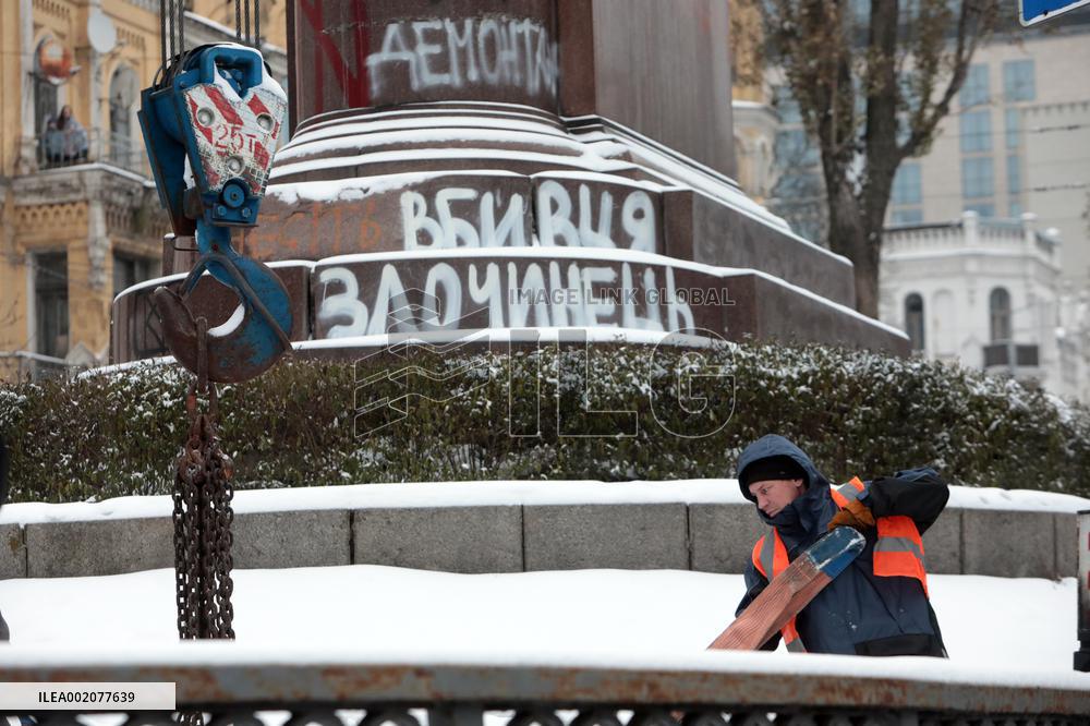 Dismantling Mykola Shchors monument in Kyiv