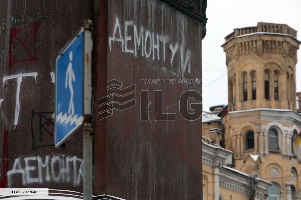 Dismantling Mykola Shchors monument in Kyiv