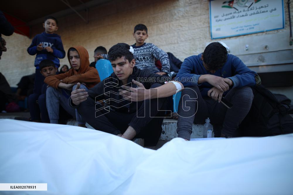MIDEAST-GAZA-DEIR EL-BALAH-AIRSTRIKE-CASUALTIES