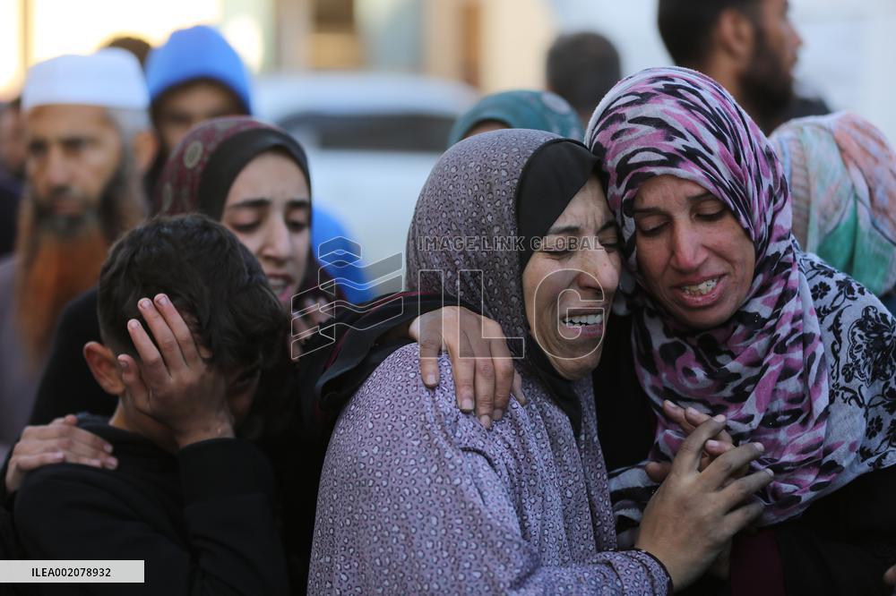 MIDEAST-GAZA-DEIR EL-BALAH-AIRSTRIKE-CASUALTIES