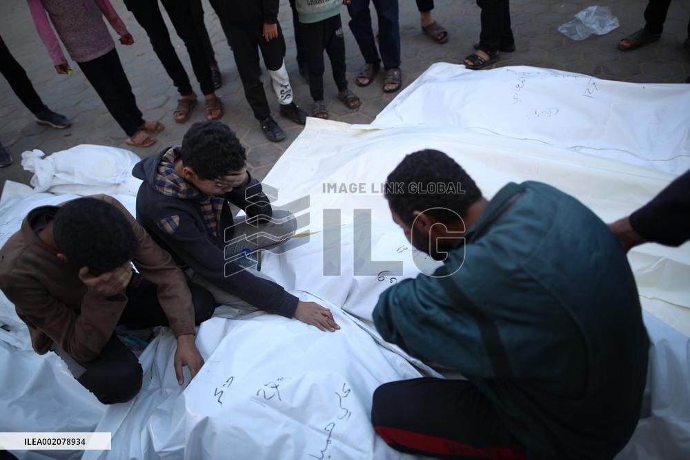 MIDEAST-GAZA-DEIR EL-BALAH-AIRSTRIKE-CASUALTIES