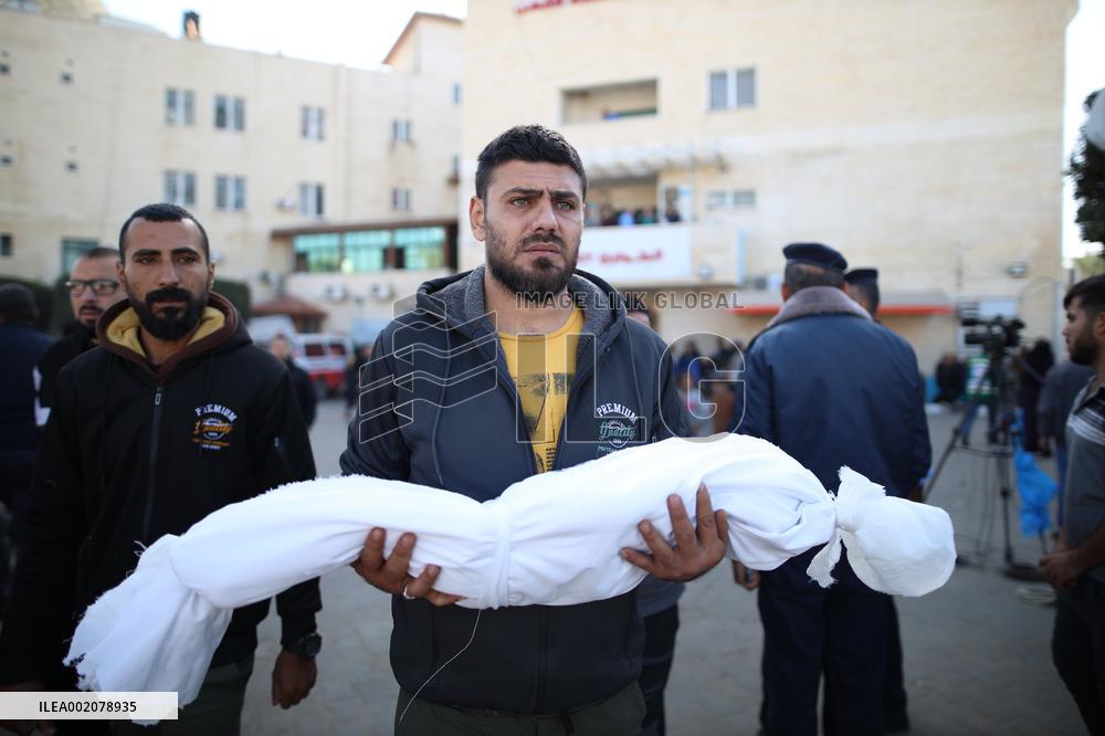 MIDEAST-GAZA-DEIR EL-BALAH-AIRSTRIKE-CASUALTIES