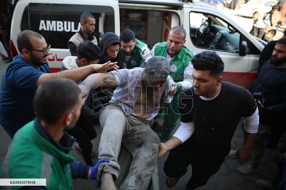MIDEAST-GAZA-DEIR EL-BALAH-AIRSTRIKE-CASUALTIES