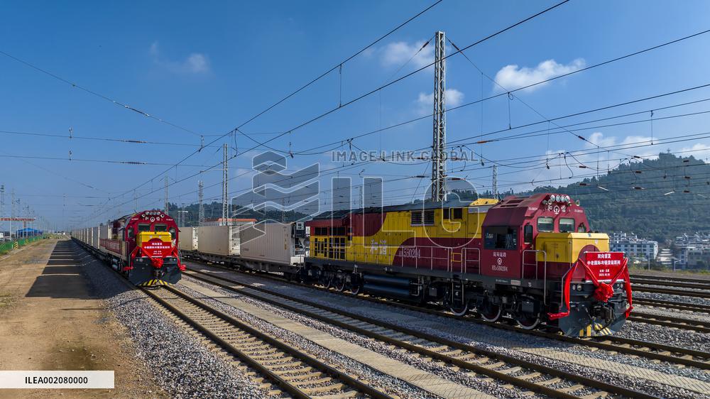 Xinhua Headlines: Xi kicks off Vietnam visit, calling for China-Vietnam community with a shared future