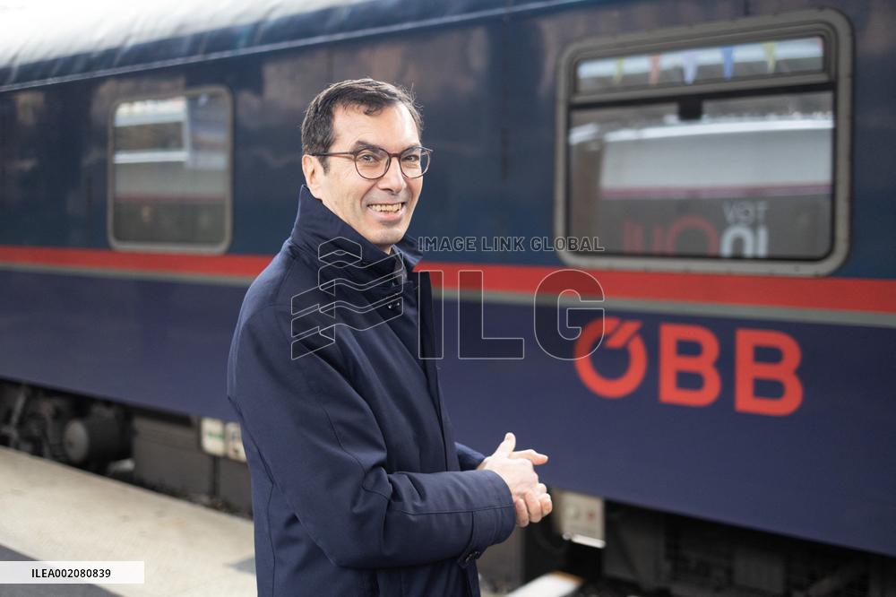 Arrival of the Berlin-Paris night train - Paris