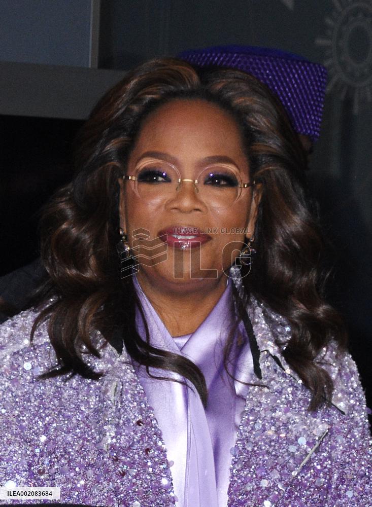 The Cast Of The Color Purple Visit the Empire State Building - NYC