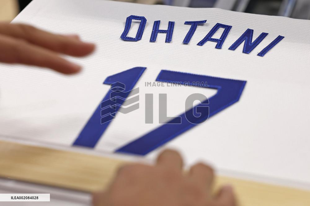 Baseball: Ohtani's No. 17 Dodgers jersey