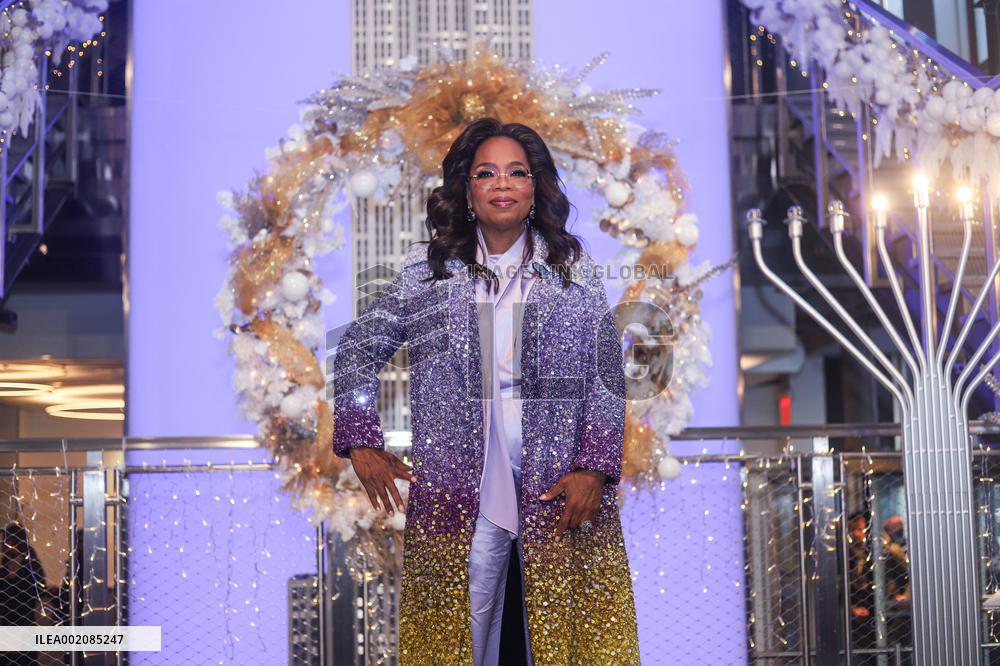 The Cast Of The Color Purple Visit the Empire State Building - NYC