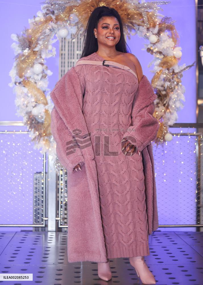 The Cast Of The Color Purple Visit the Empire State Building - NYC