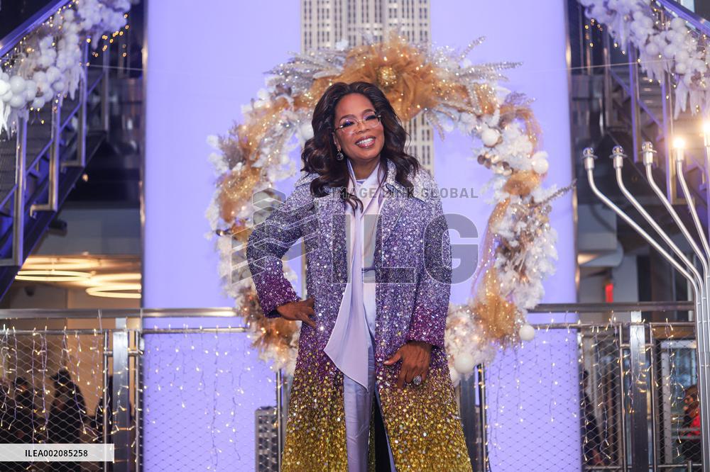 The Cast Of The Color Purple Visit the Empire State Building - NYC