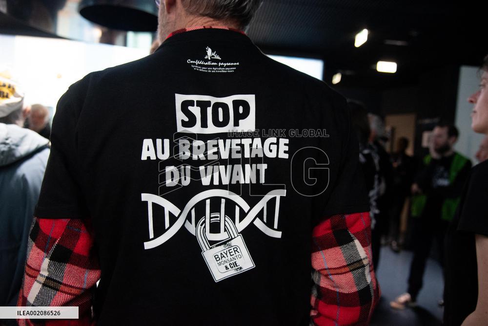 Occupation of the Farmers Confederation at Europa Experience - Paris