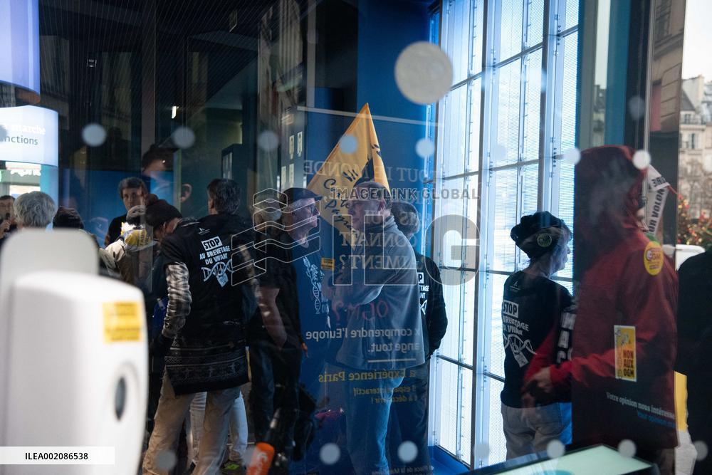 Occupation of the Farmers Confederation at Europa Experience - Paris