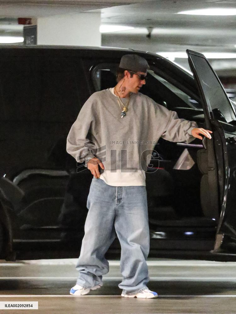 Justin Bieber And Hailey Bieber Run Errands - LA