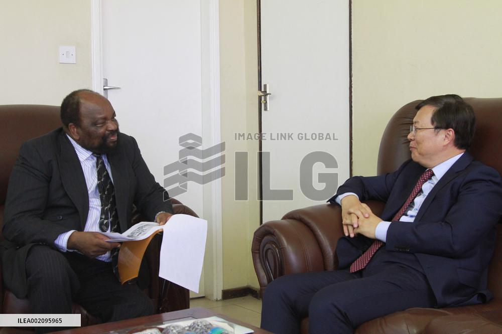 ZIMBABWE-HARARE-CHINA-BOOKS-DONATION