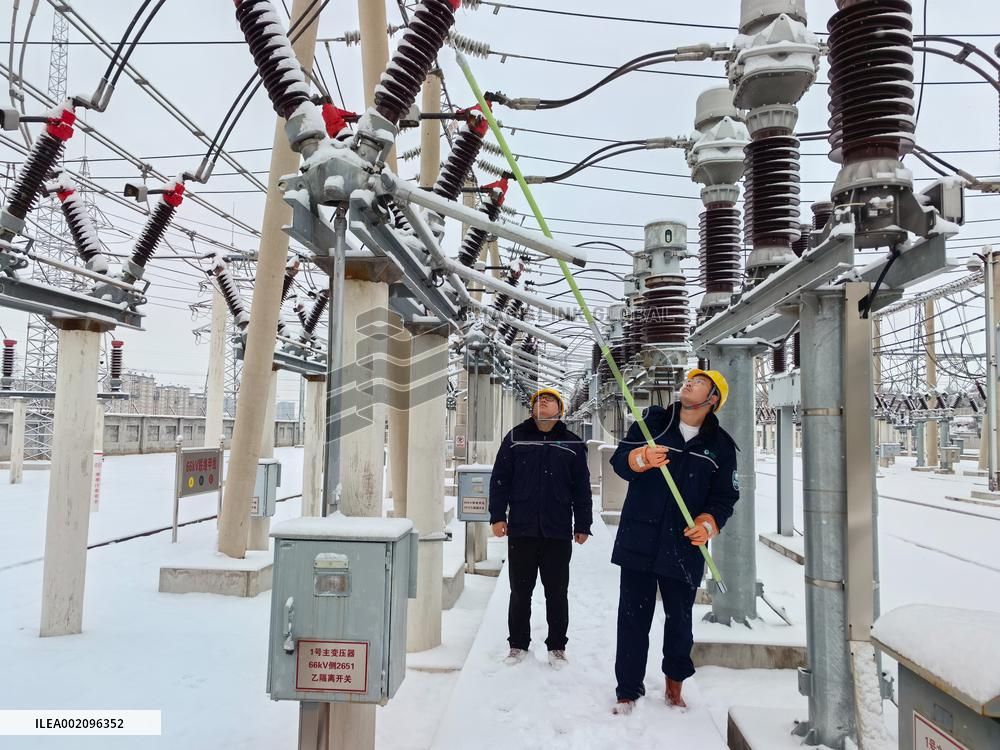 Xinhua Headlines: China swings into actions to tackle record cold wave