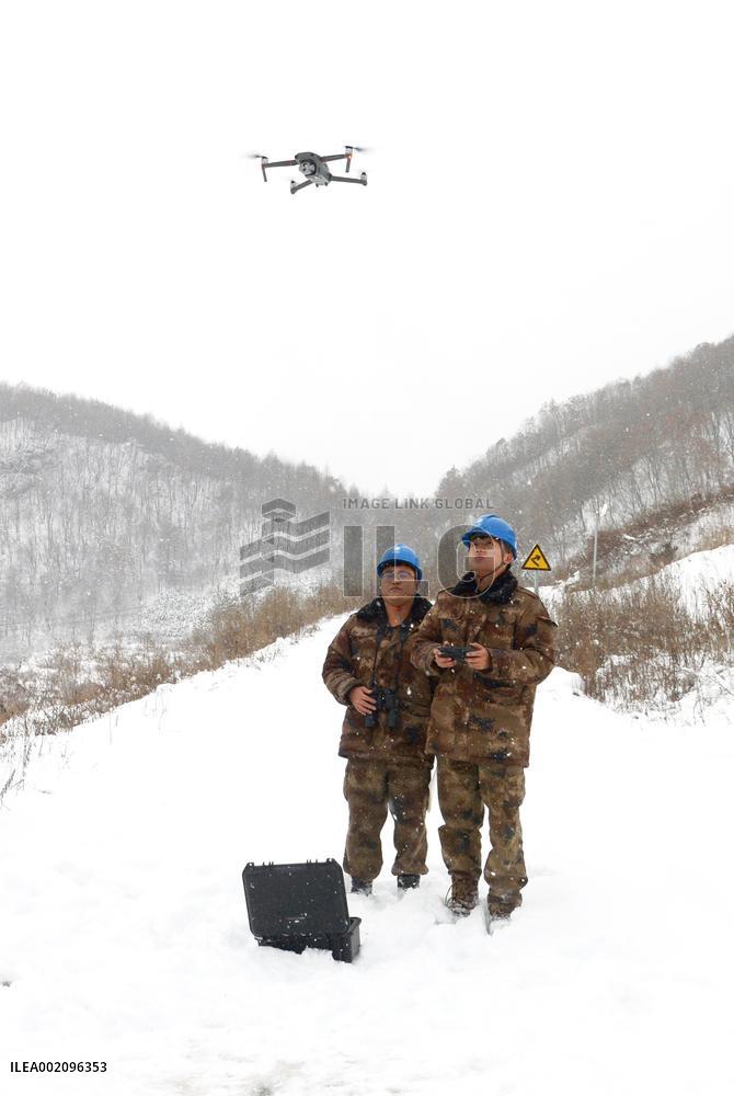 Xinhua Headlines: China swings into actions to tackle record cold wave