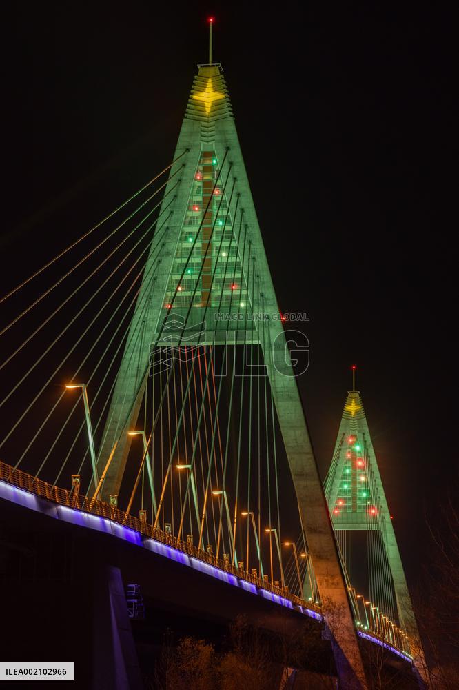 HUNGARY-BUDAPEST-MEGYERI BRIDGE-CHRISTMAS DECORATIONS