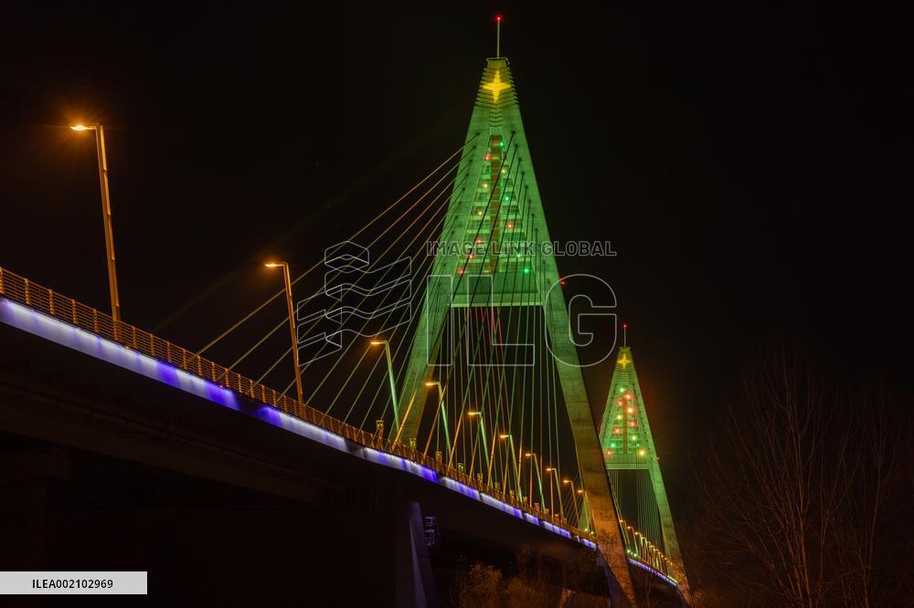 HUNGARY-BUDAPEST-MEGYERI BRIDGE-CHRISTMAS DECORATIONS