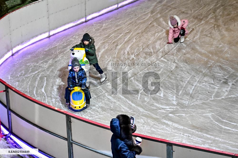Open-air skating rink opens in Zaporizhzhia