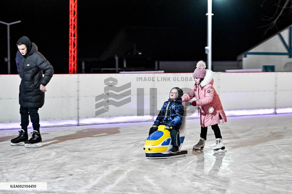 Open-air skating rink opens in Zaporizhzhia