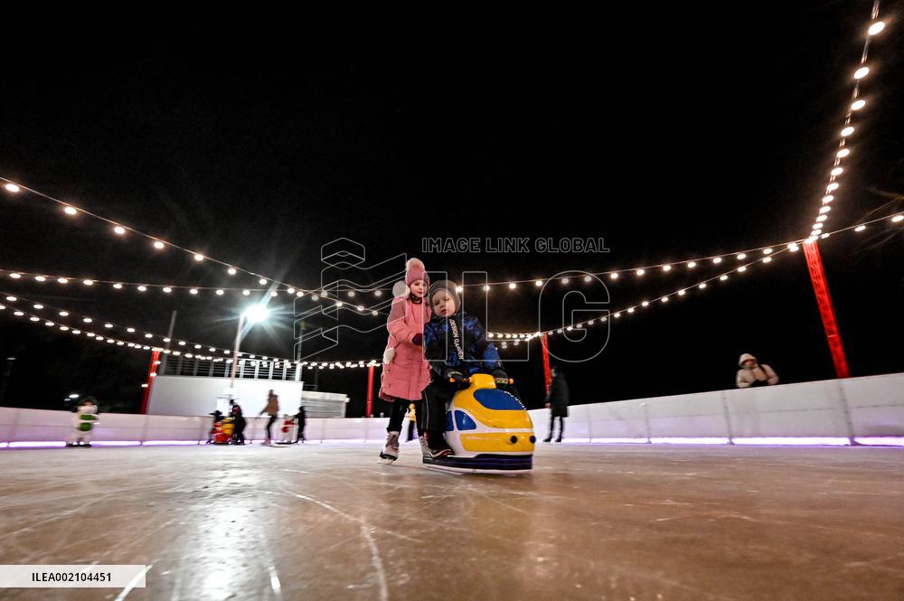 Open-air skating rink opens in Zaporizhzhia