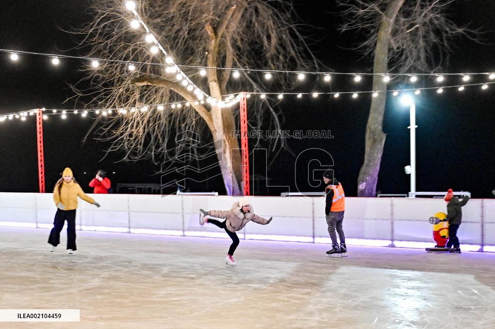 Open-air skating rink opens in Zaporizhzhia