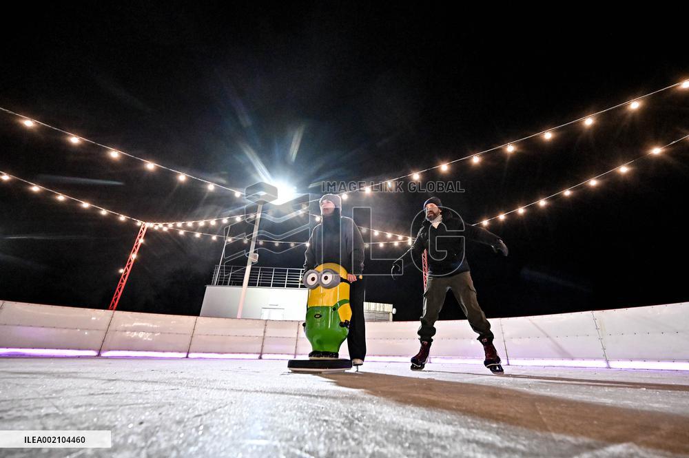 Open-air skating rink opens in Zaporizhzhia