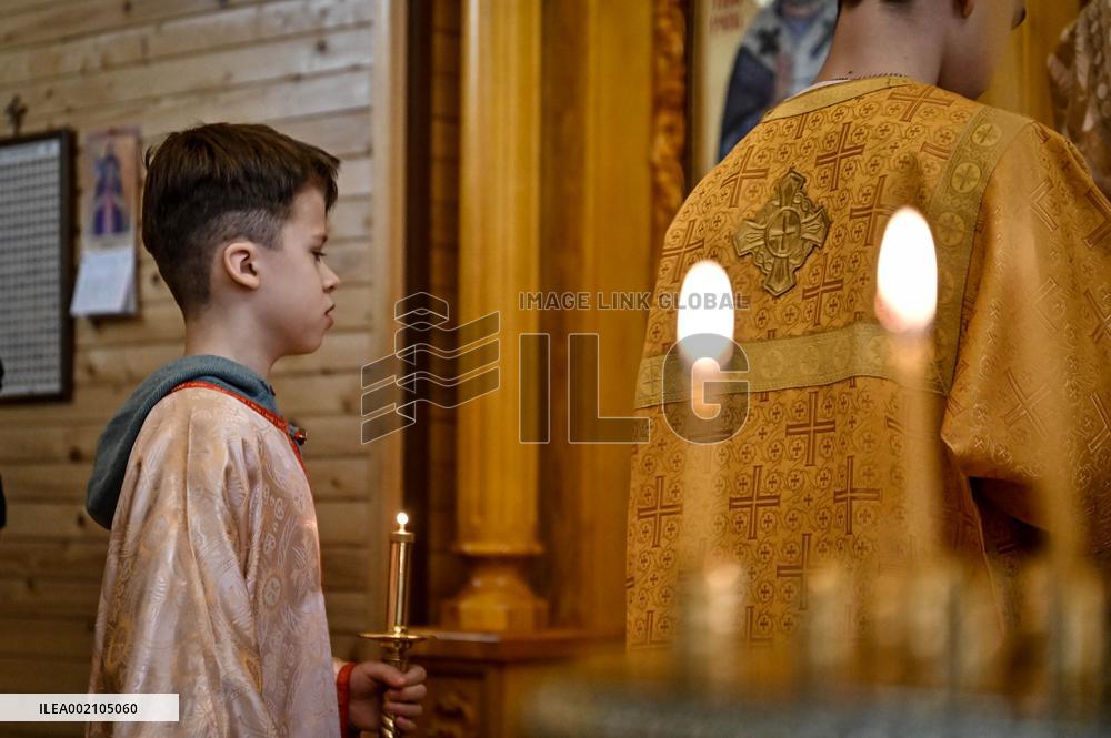 Plast members hand over Bethlehem Peace Light to believers in Zaporizhzhia